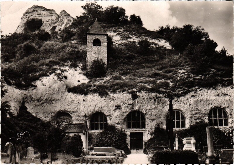 Carte postale ancienne Haute-Isle L'Eglise souterraine et le Colombier France à Haute-Isle