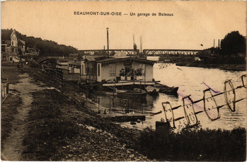 Carte postale ancienne Beaumont s Oise Un garage de Bateaux France