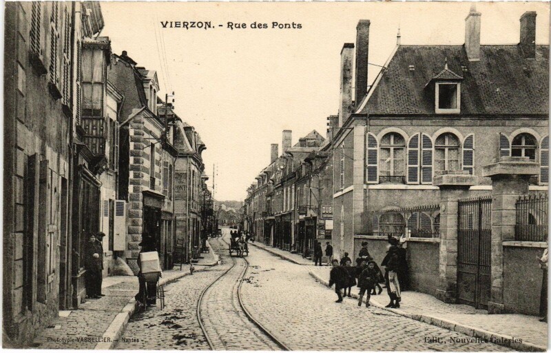 Carte postale ancienne Vierzon Rue des Ponts à Vierzon
