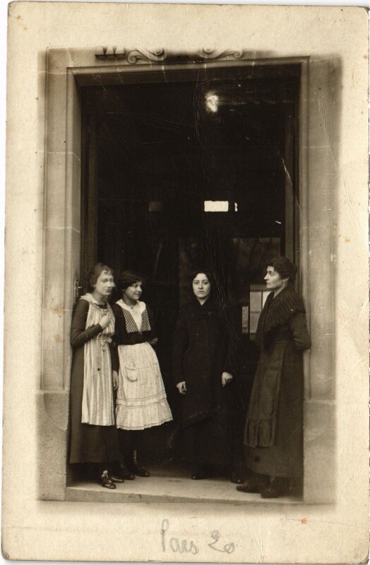 Carte postale ancienne Carte photo - 9 avenue Gambetta à Paris 20e