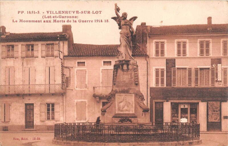 Carte postale ancienne Villeneuve Sur Lot Monument Aux Morts à Villeneuve-sur-Lot