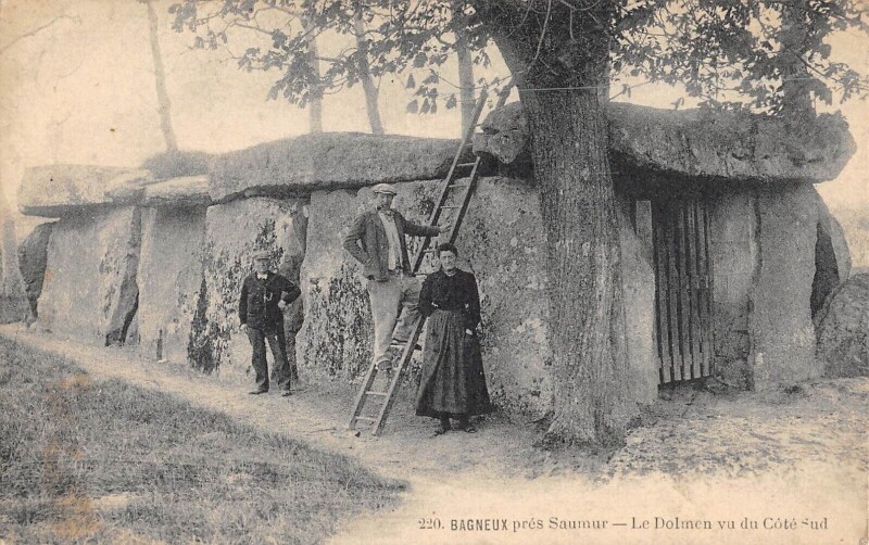 Carte postale ancienne Bagneux Pres De Saumur Le Dolmen à Saumur