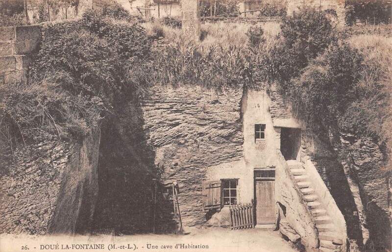 Carte postale ancienne Doue La Fontaine Une Cave D'Habitation