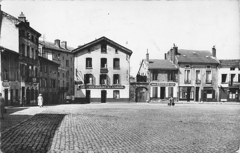 Carte postale ancienne Le Chambon Feugerolles Place Caudinon Giraudet au Chambon-Feugerolles