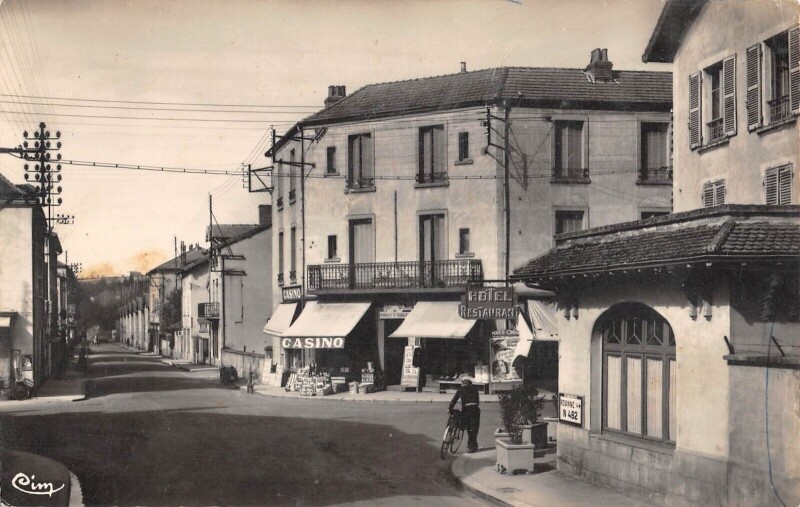 Carte postale ancienne Pouilly Sous Charlieu Le Carrefour à Charlieu