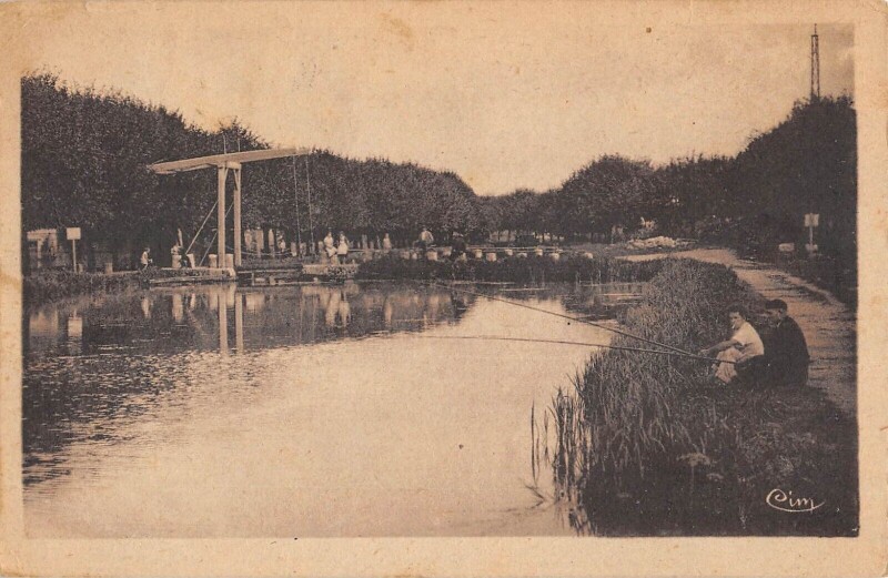Carte postale ancienne Mennetou Sur Cher Gare Du Canal Du Berry Pont Levis à Mennetou-sur-Cher