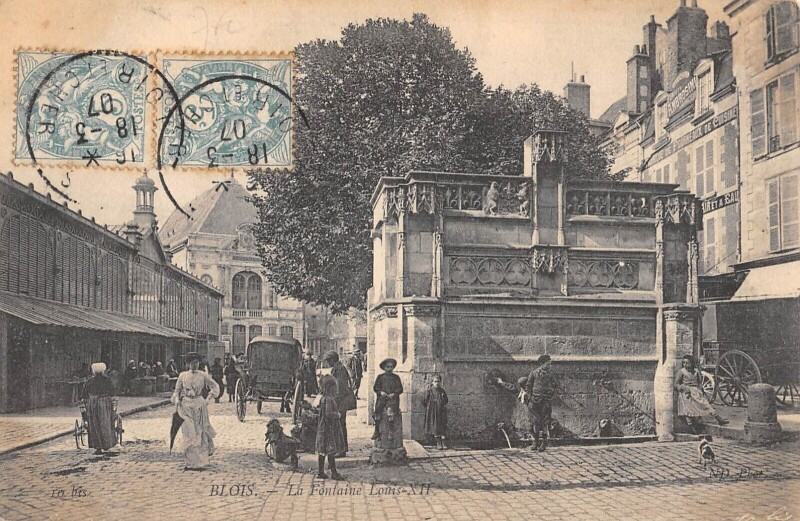 Carte postale ancienne Blois Fontaine Louis Xii à Blois