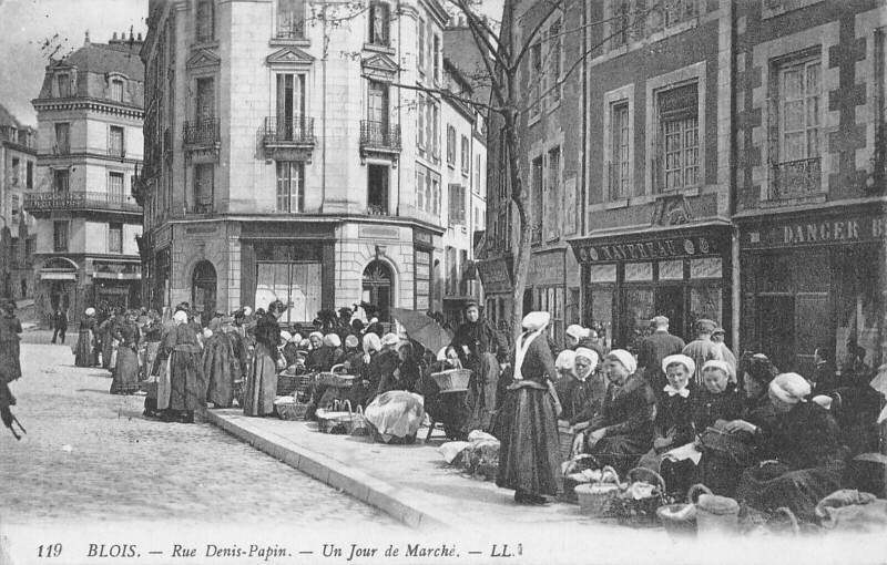 Carte postale ancienne Blois Rue Denis Papin Un Jour De Marche à Blois
