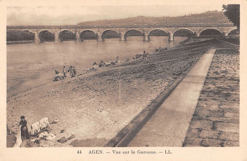 Carte postale ancienne Agen Vue Sur La Garonne