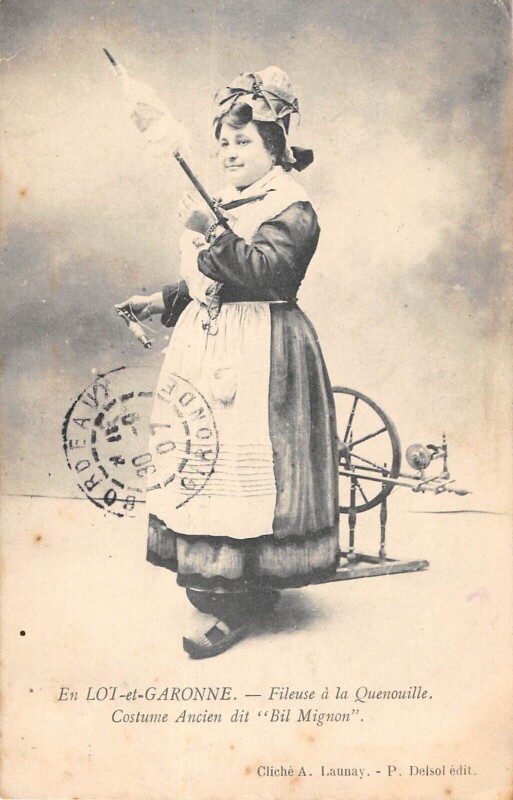 Carte postale ancienne Lot Et Garonne Fileuse A La Quenouille