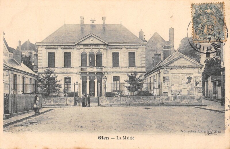 Carte postale ancienne Gien La Mairie