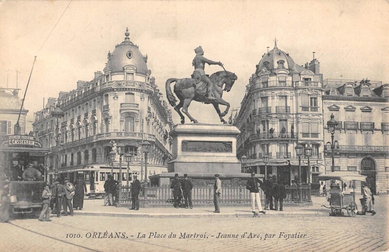 Carte postale ancienne Orleans Place Du Martroi