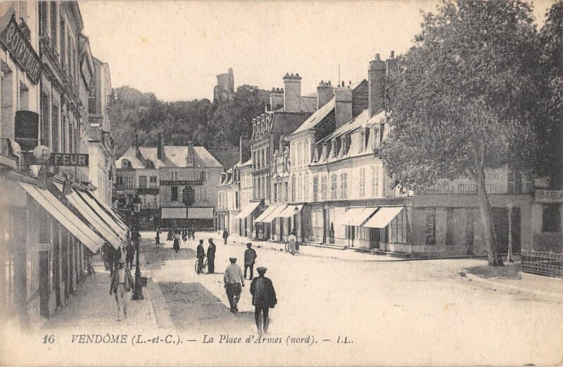Carte postale ancienne Vendome Place D'Armes Nord