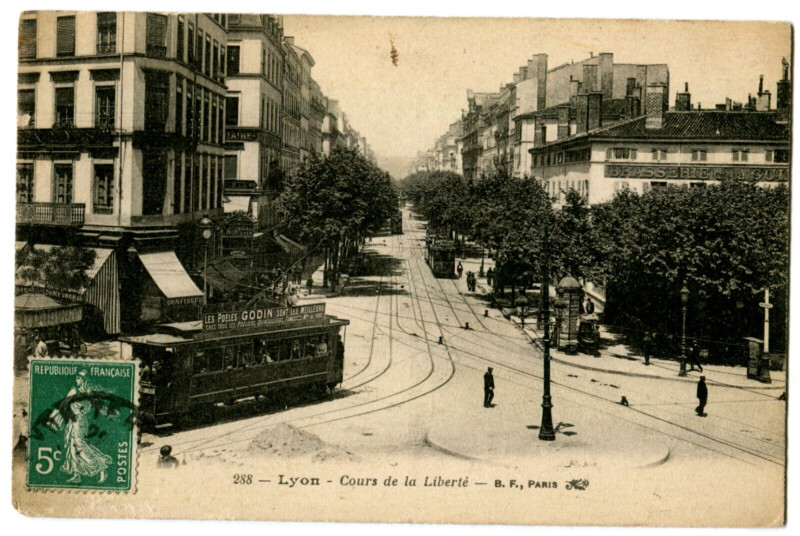 Carte postale ancienne Rhône Lyon Cours de la Liberté animé tram à Lyon