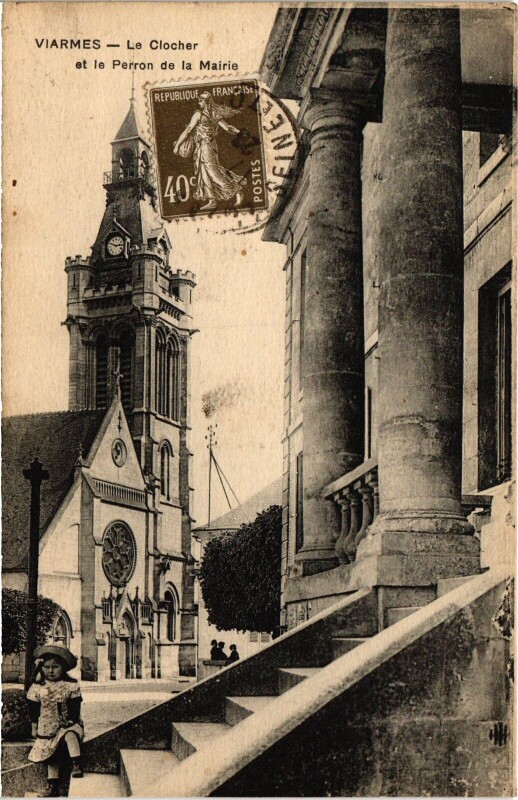 Carte postale ancienne Viarmes Le Clocher et le Perron de la Mairie France à Viarmes