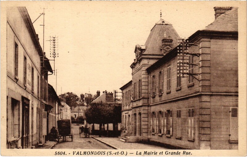 Carte postale ancienne Valmondois La Mairie et Grande Rue France à Valmondois