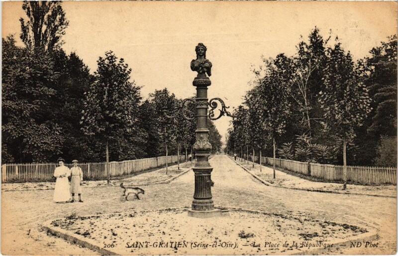 Carte postale ancienne Saint-Gratien La Place de la Republique France à Saint-Gratien