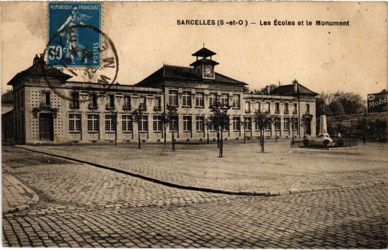 Carte postale ancienne Sarcelles Les Ecoles et le Monument France à Sarcelles