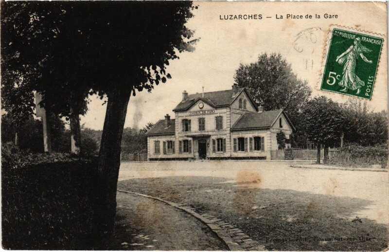 Carte postale ancienne Luzarches La Place de la Gare France à Luzarches