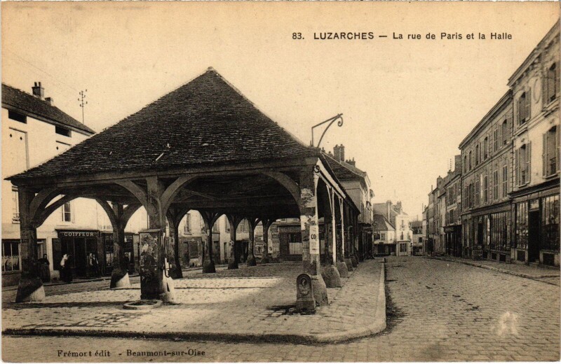Carte postale ancienne Luzarches La rue de Paris et la Halle France à Luzarches