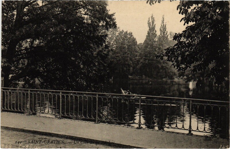 Carte postale ancienne Saint-Gratien Un Coin du Grand Lac France à Saint-Gratien