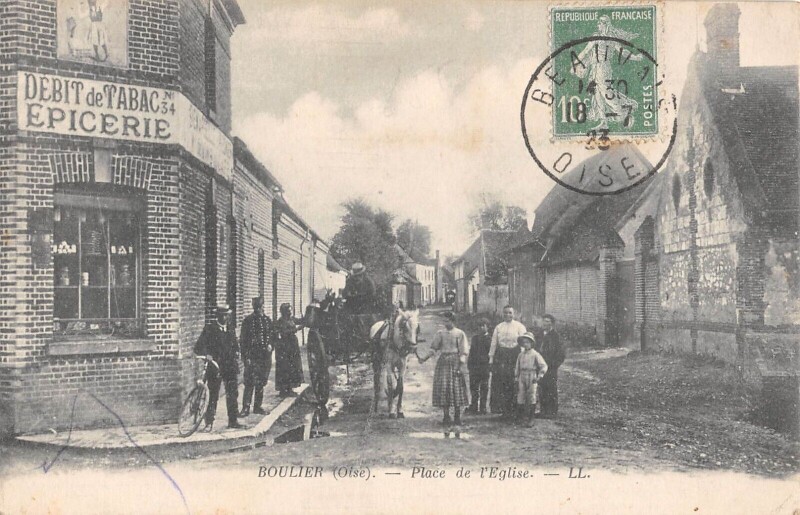 Carte postale ancienne Boulier - Place De L'Eglise - Debit De Tabac - Epicerie
