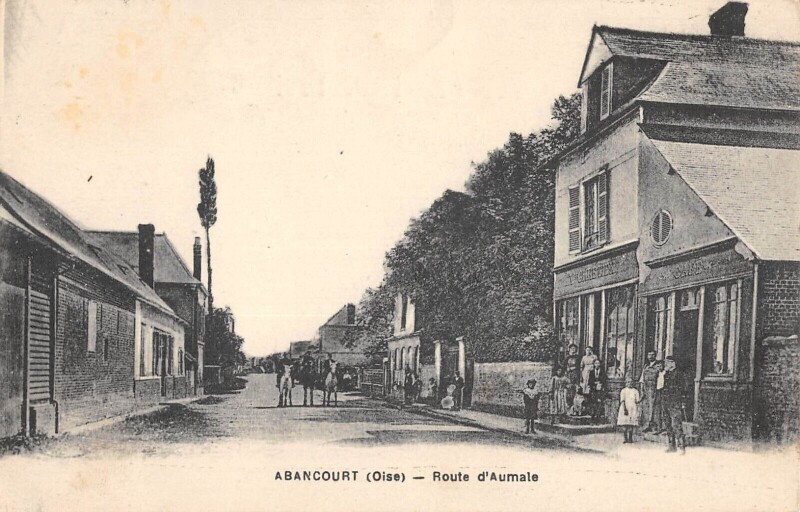 Carte postale ancienne Abancourt - Route D'Aumale à Abancourt