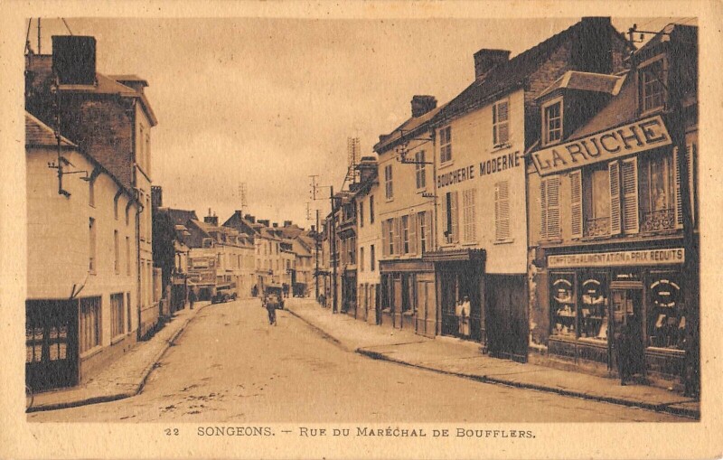 Carte postale ancienne Songeons - Rue Marechal De Boufflers - Boucherie - La Ruche Alimentation à Songeons