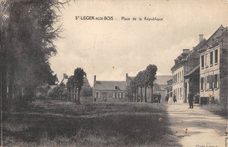 Carte postale ancienne Saint Leger Aux Bois - Place De La Republique