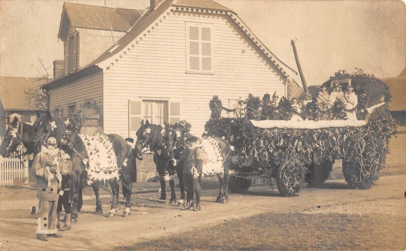 Carte postale ancienne Formerie - Carte Photo - Situee Au Verso - Souvenir De La Cavalcade Faite à Formerie