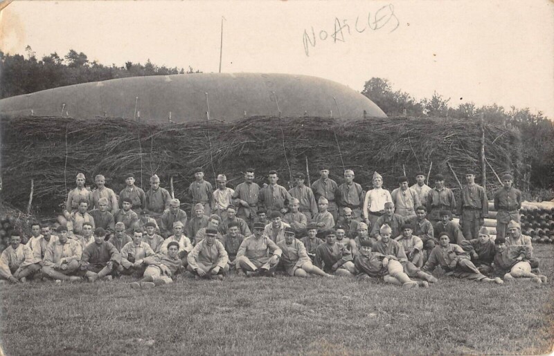 Carte postale ancienne Noailles - Carte Photo - Situee Au Verso - Ballon Dirigeable - Militaires à Noailles