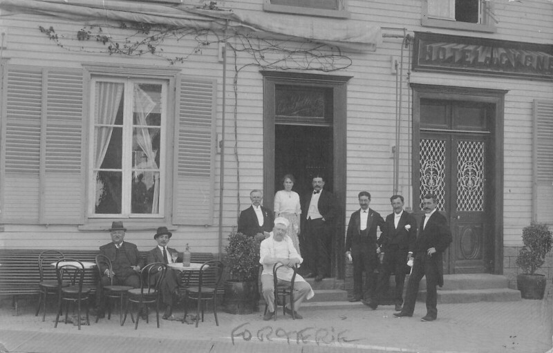 Carte postale ancienne Formerie - Carte Photo - Situee Au Verso - Hotel Du Cygne - Proprietaire à Formerie