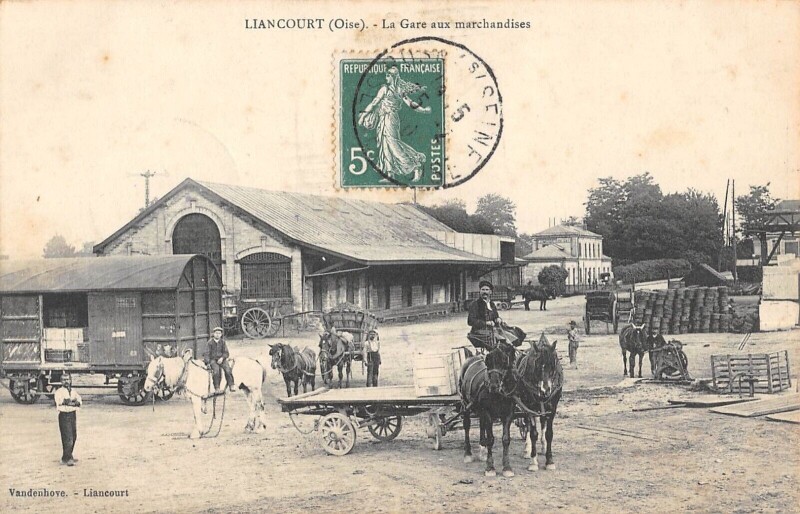 Carte postale ancienne Liancourt - La Gare Aux Marchandises - Wagon - Attelage à Liancourt