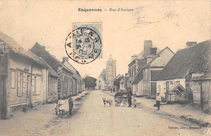 Carte postale ancienne Esquennoy - Rue D'Amiens - Attelage A Chien à Esquennoy