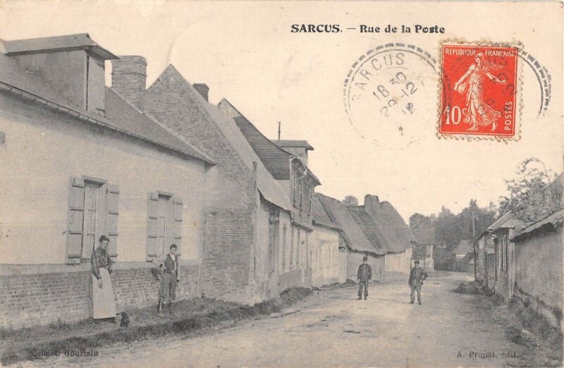 Carte postale ancienne Sarcus Rue De La Poste - Cliche Rare à Sarcus
