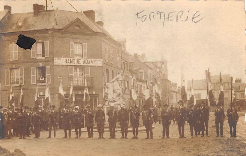 Carte postale ancienne Formerie - Carte Photo - Situee Au Verso - Fete Des Drapeaux Formerie à Formerie