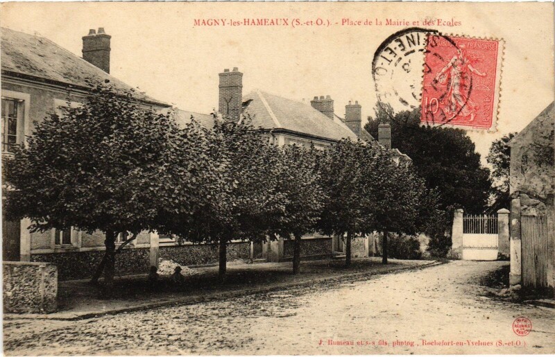 Carte postale ancienne Magny-les-Hameaux Place de la mairie et les ecoles à Magny-les-Hameaux