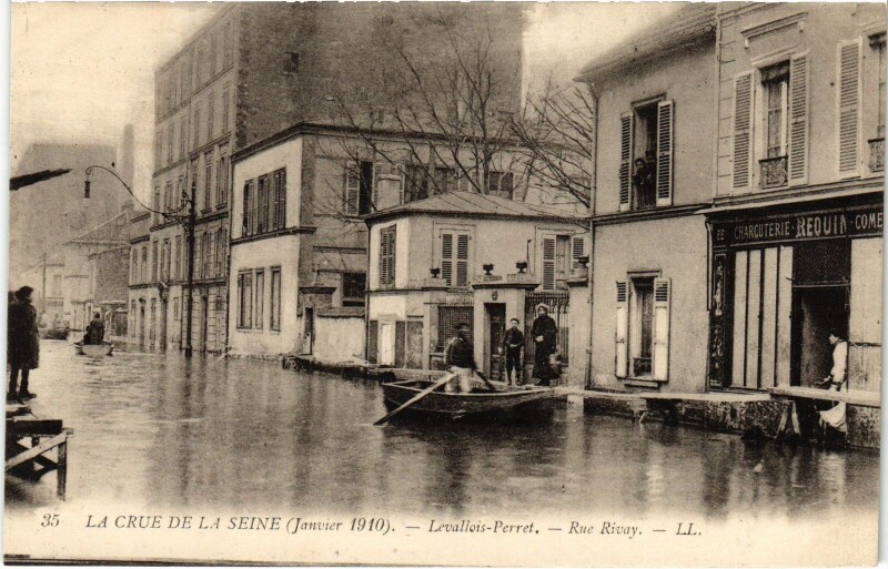 Carte postale ancienne Inondations 1910 Levallois-Perret Rue Rivay à Levallois-Perret