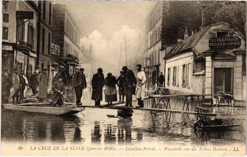 Carte postale ancienne Inondations 1910 Levallois-Perret Passerelle Rue Freres Herbert à Levallois-Perret