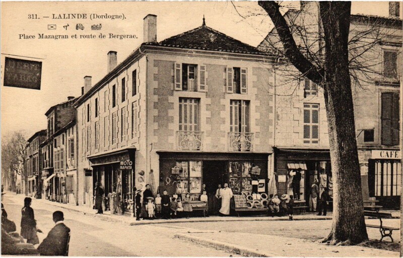 Carte postale ancienne Lalinde Place Mazagran route de Bergerac à Bergerac