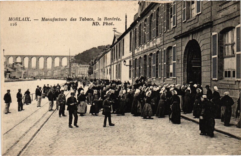 Carte postale ancienne Morlaix Manufacture des Tabacs la rentrée à Morlaix