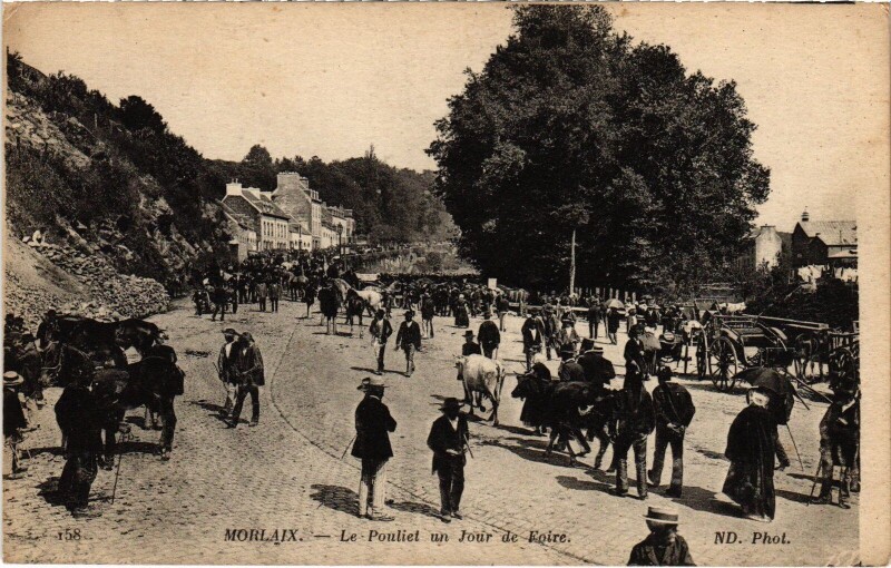 Carte postale ancienne Morlaix Le Pouliet un jour de foire à Morlaix