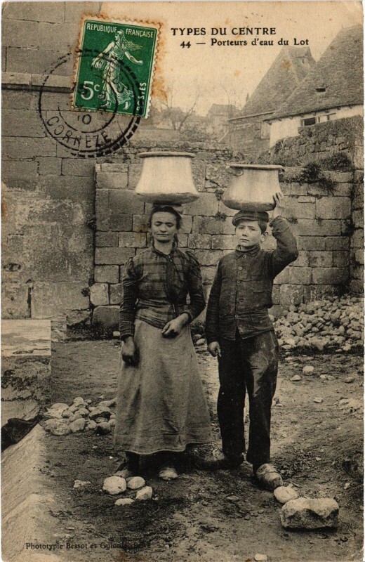Carte postale ancienne Types du Centre Porteurs de l'Eau