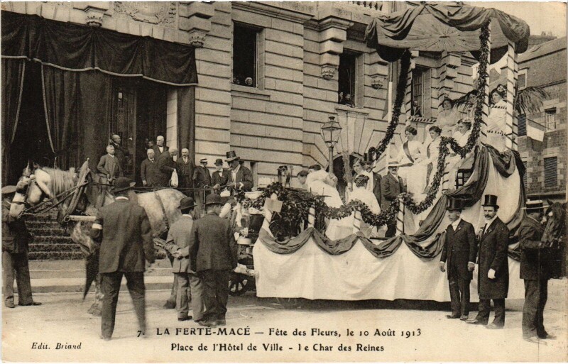 Carte postale ancienne La Ferté-Macé Fete des Fleurs Place de l'hotel de Ville à La Ferté Macé