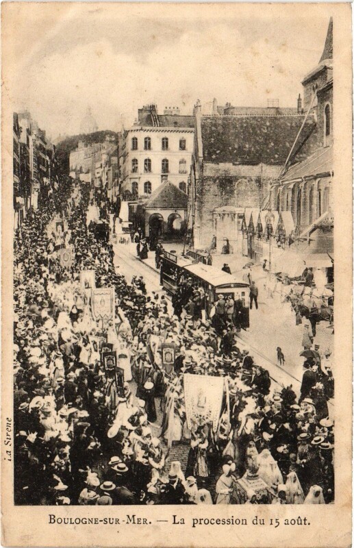 Carte postale ancienne Boulogne-sur-Mer Procession du 15 aout à Boulogne-sur-Mer