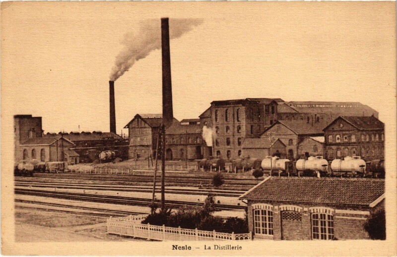 Carte postale ancienne Nesle La Distillerie à Nesle