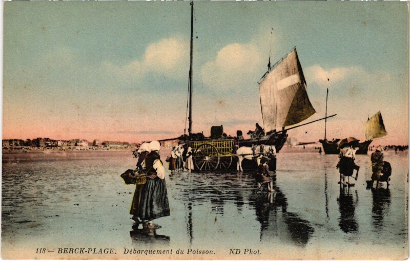 Carte postale ancienne Berck-Plage Debarquement du Poisson à Berck