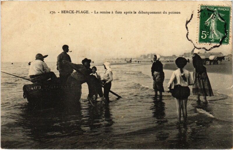 Carte postale ancienne Berck-Plage remise a flots apres le debarquement du poisson à Berck