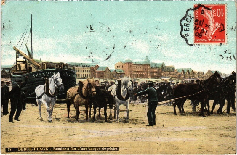 Carte postale ancienne Berck-Plage remise a flots d'une barque de peche à Berck