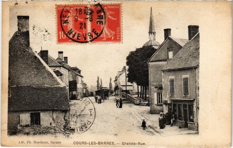 Carte postale ancienne Cours-les-Barres Grande Rue à Cours-les-Barres